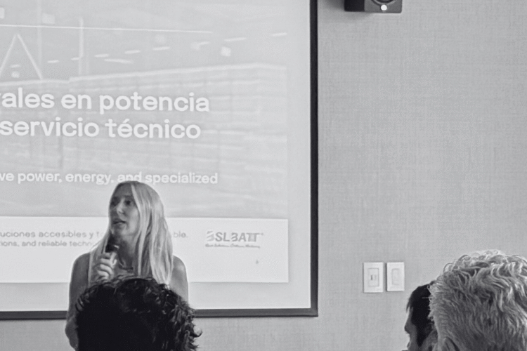 Batería de litio de alto rendimiento instalada en autoelevador eléctrico en operación logística.