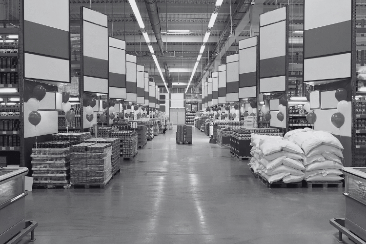 : Personal operativo y equipos logísticos trabajando en depósito durante temporada alta