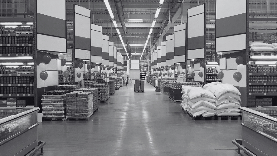 : Personal operativo y equipos logísticos trabajando en depósito durante temporada alta