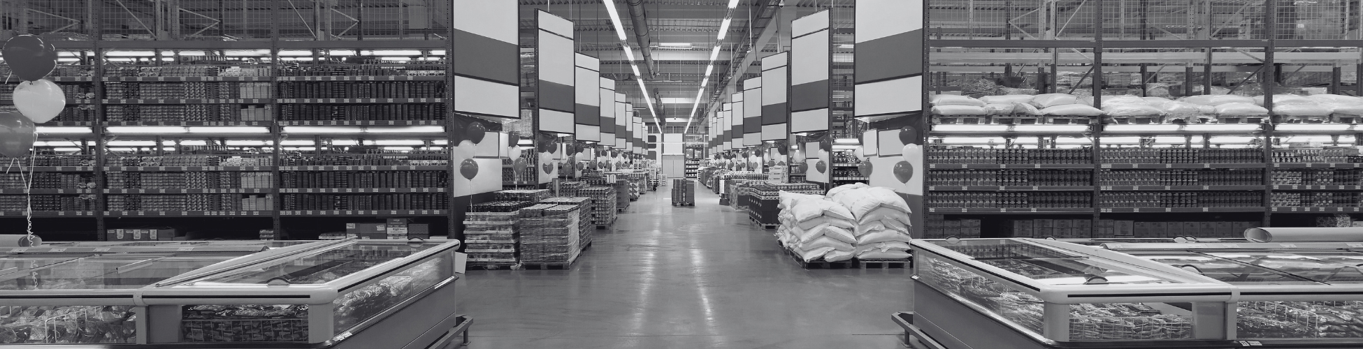 : Personal operativo y equipos logísticos trabajando en depósito durante temporada alta