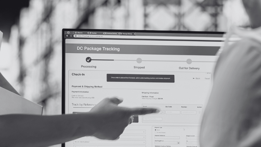 : Técnico realizando mantenimiento en batería industrial de autoelevador.