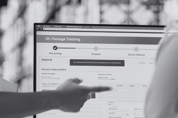 : Técnico realizando mantenimiento en batería industrial de autoelevador.