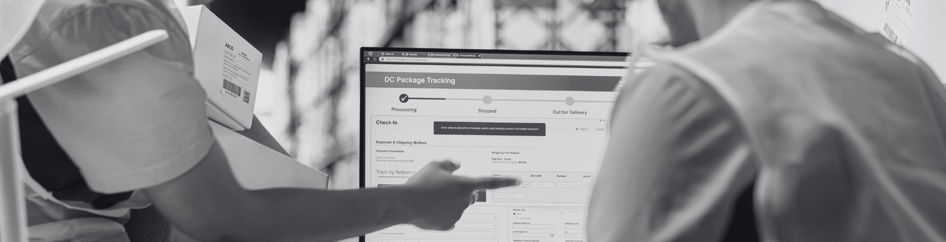 : Técnico realizando mantenimiento en batería industrial de autoelevador.